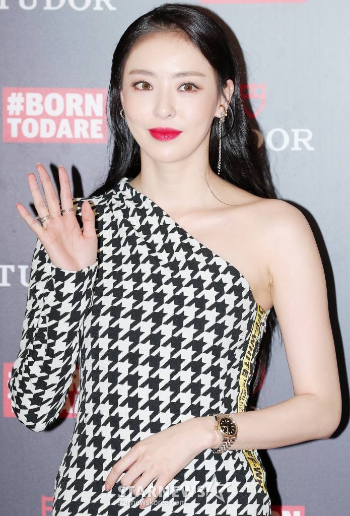 배우 이다희가 8일 오후 대전 서구 갤러리아백화점 타임월드점에서 열린 시계 브랜드 튜더(TUDOR) 매장 오픈 행사에 참석해 포즈를 취하고 있다. /사진=김창현 기자 chmt@