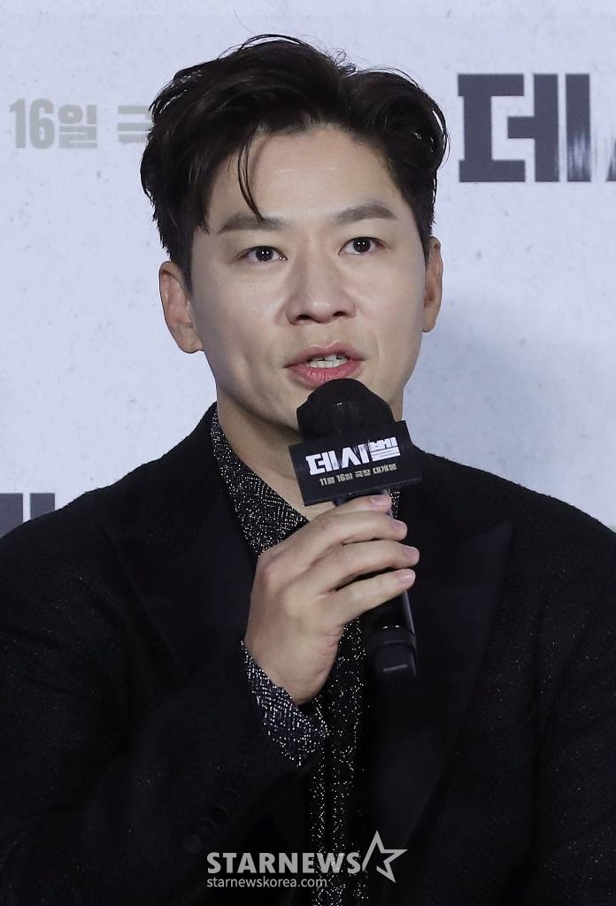 배우 정상훈이 21일 오전 서울 광진구 롯데시네마 건대입구점에서 진행된 영화 '데시벨' 제작보고회에 참석해 인사말을 하고 있다. '데시벨'은 소음이 커지는 순간 폭발하는 특수 폭탄으로 도심을 점거하려는 폭탄 설계자(이종석 분)와 그의 타깃이 된 전직 해군 부함장(김래원 분)이 벌이는 사운드 테러 액션 영화. 2022.10.21 /사진=김창현 기자 chmt@