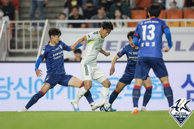백승호(가운데)가 수원 삼성 선수들과 볼 경합을 펼치고 있다. /사진=한국프로축구연맹