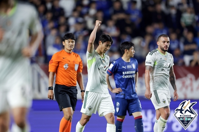 전북 현대 미드필더 백승호(가운데)가 득점 성공 후 기뻐하고 있다. /사진=한국프로축구연맹