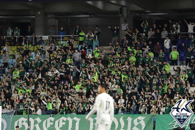 9일 수원월드컵경기장을 찾은 전북 현대 팬들의 모습. /사진=한국프로축구연맹