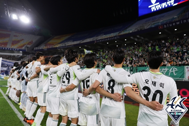 10일 수원 삼성전 승리 후 팬들에게 인사하는 전북 현대 선수들. /사진=한국프로축구연맹