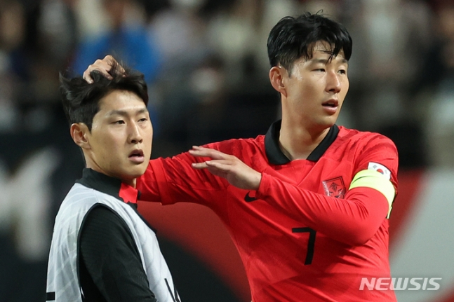 지난해 11월 서울월드컵경기장에서 열린 카메룬과의 친선 경기에서 손흥민(오른쪽)이 이강인의 머리를 쓰다듬고 있다. /사진=뉴시스
