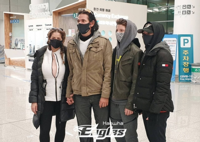 2021년 1월 수베로 감독이 가족들과 함께 처음 한국 땅을 밟았다. /사진=한화 이글스 제공