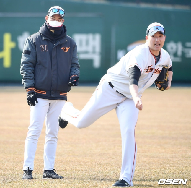 이동걸 불펜 코치(왼쪽). /사진=OSEN