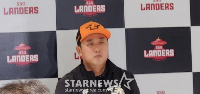 최원호 한화 이글스 신임 감독이 12일 SSG 랜더스전을 앞두고 기자회견을 하고 있다. /사진=안호근 기자