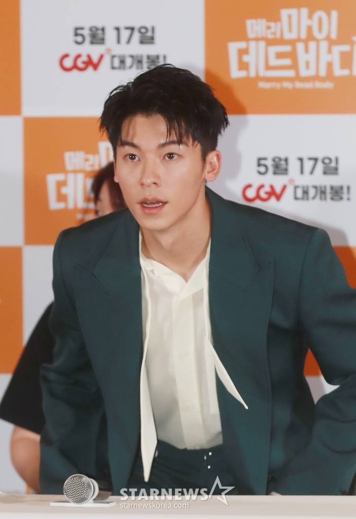 배우 허광한이 12일 오후 서울 CGV용산아이파크몰에서 진행된 영화 '메리 마이 데드바디'(감독 청 웨이 하오) 언론시사회에 참석해 무대로 들어서고 있다. /2023.05.12 /사진=이동훈 기자 photoguy@