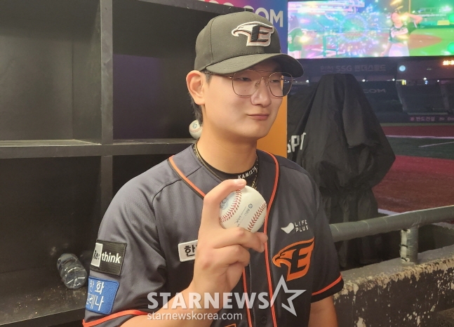 한화 김서현이 12일 SSG전 데뷔 첫 세이브 후 공을 들고 포즈를 취하고 있다. /사진=안호근 기자