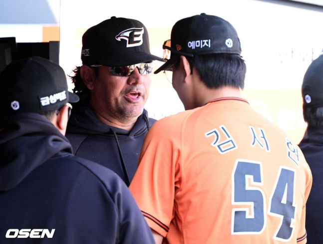 수베로 감독(왼쪽)과 김서현. /사진=OSEN