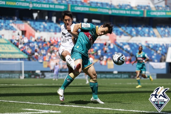 대전하나시티즌 수비수 오재석(오른쪽)이 경기에 집중하고 있다. /사진=한국프로축구연맹 제공