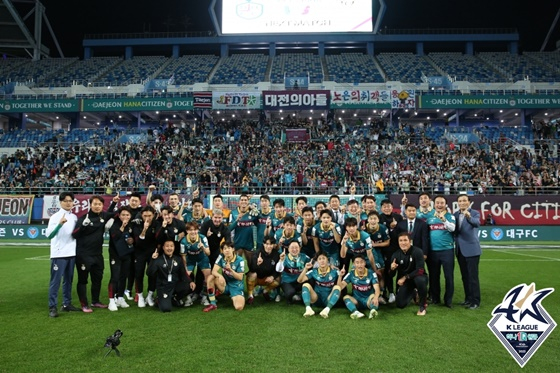 대전하나시티즌 팬들과 기념사진을 찍은 대전 선수단. /사진=한국프로축구연맹 제공