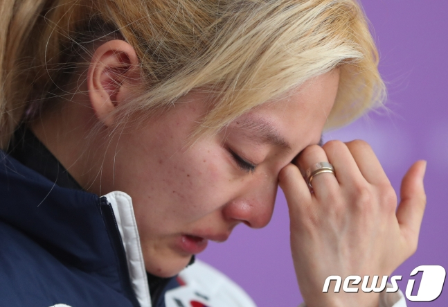 2019년 당시 김보름 선수가 평창동계올림픽 여자 단체 팀 추월 준준결승전 관련해 열린 기자회견에서 고개를 숙인 채 눈물을 보이고 있다. /사진=뉴스1
