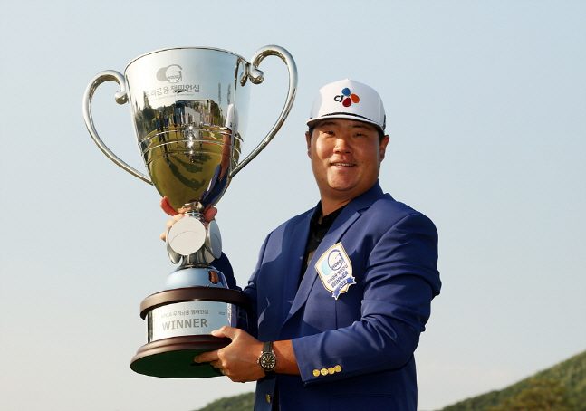 임성재가 14일 KPGA 코리안투어 우리금융 챔피언십에서 정상에 오른 뒤 트로피를 들고 포즈를 취하고 있다. /사진=KPGA
