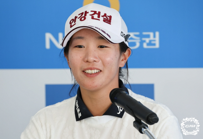 임진희가 우승 후 인터뷰에서 취지잰에 질문에 답하고 있다./사진=KLPGT