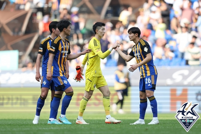 울산 현대 선수들이 경기 후 승리를 축하하고 있다. /사진=한국프로축구연맹