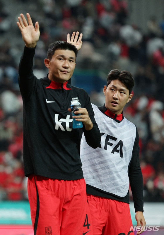 EPL 이적설이 불거지고 있는 이강인(오른쪽)과 김민재. /사진=뉴시스