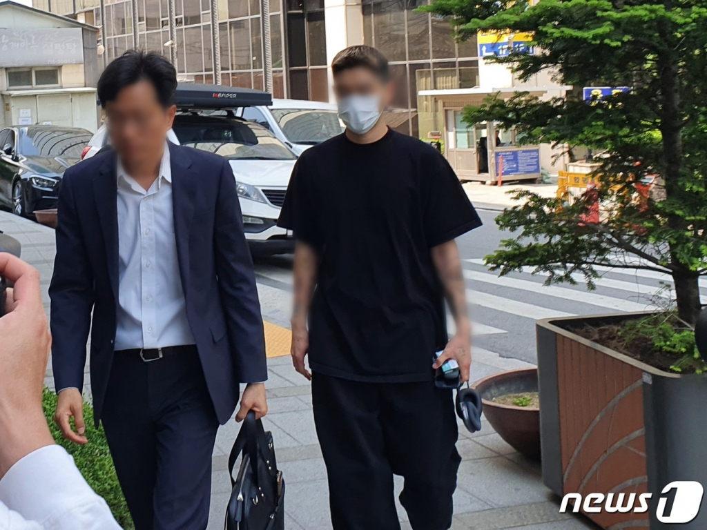 (서울=뉴스1) 김정현 기자 = 마약류관리법 위반 혐의를 받는 유아인(본명 엄홍식) 씨의 지인인 미대 출신 작가 A씨가 16일 오전 경찰 조사를 받기 위해 서울 마포구 서울경찰청 마포청사로 향하고 있다. 2023.05.16/뉴스1 Copyright (C) 뉴스1. All rights reserved. 무단 전재 및 재배포 금지.