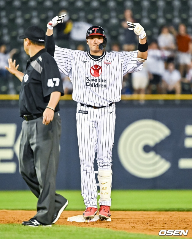LG 트윈스와 KT 위즈가 17일 서울 잠실구장에서 2023 신한은행 SOL KBO 리그 맞대결을 벌였다. 이재원이 4회 무사 만루 기회에서 3타점 적시 2루타를 친 뒤 2루에서 세리머니를 펼치고 있다.
