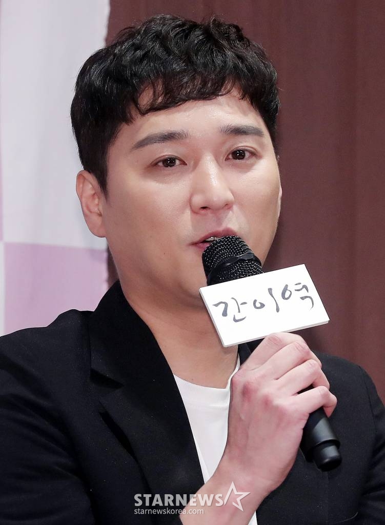배우 허정민이 7일 오후 서울 영등포구 더파크호텔서울에서 열린 영화 '간이역' 제작보고회에서 인사말을 하고 있다. '간이역'은 하루하루 기억을 잃어가는 한 남자 승현과 그에게 영원히 기억되고 싶은 시한부 삶의 여자 지아의 특별하고 가슴 따뜻한 감성 멜로 영화다. /사진=김창현 기자 chmt@