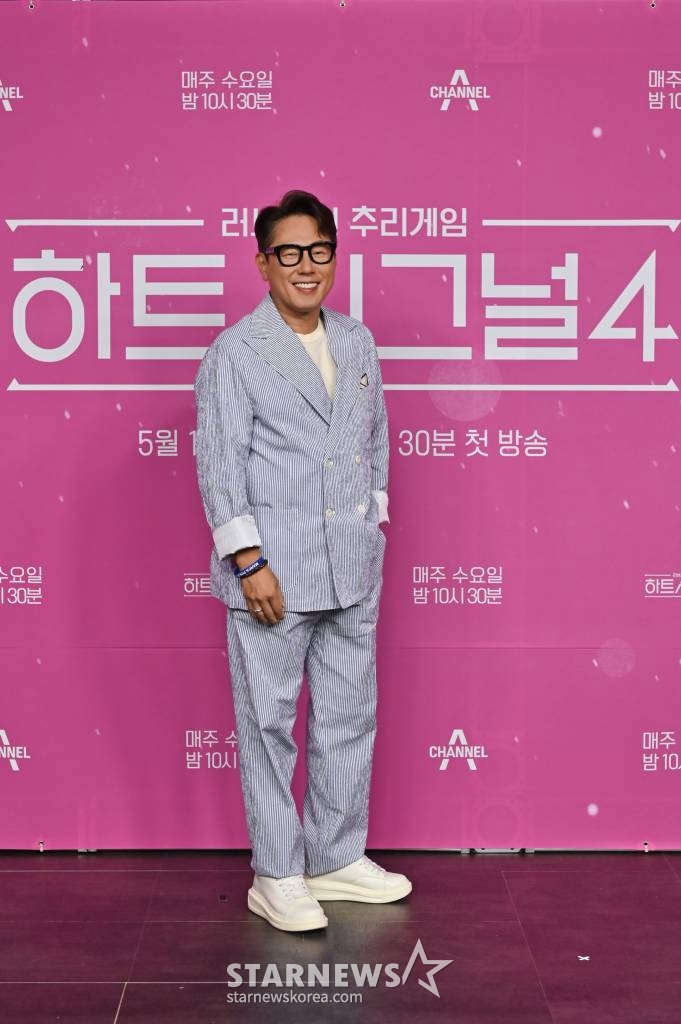 가수 윤종신이 17일 오전 온라인으로 진행된 채널A '하트시그널 시즌4' 제작발표회에 참석해 포즈를 취하고 있다. '하트시그널'은 청춘 남녀들이 '시그널 하우스'에 머물며 서로 '썸'을 타고, 연예인 예측단이 이들의 심리를 추리하는 연애 리얼리티 프로그램. 오는 17일 밤 10시 30분 첫 방송된다. / 사진제공 = 채널A /사진=김창현 기자 chmt@
