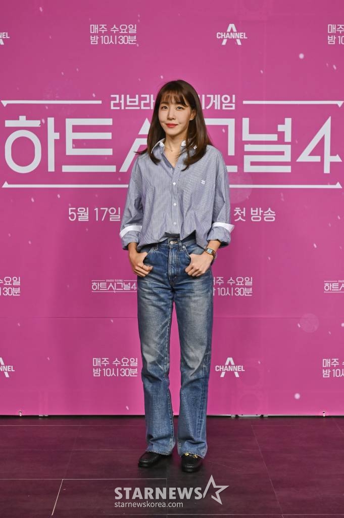 작사가 김이나가 17일 오전 온라인으로 진행된 채널A '하트시그널 시즌4' 제작발표회에 참석해 포즈를 취하고 있다. '하트시그널'은 청춘 남녀들이 '시그널 하우스'에 머물며 서로 '썸'을 타고, 연예인 예측단이 이들의 심리를 추리하는 연애 리얼리티 프로그램. 오는 17일 밤 10시 30분 첫 방송된다. / 사진제공 = 채널A /사진=김창현 기자 chmt@