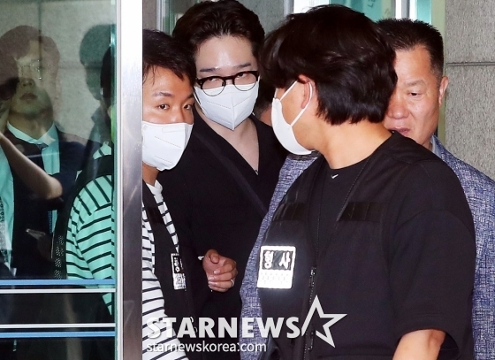 마약류관리에관한법률 위반 등 혐의로 구속영장이 청구된 사우스클럽 남태현이 18일 오전 서울 마포구 서부지방법원에서 진행된 구속전피의자심문(영장실질심사)을 마친 뒤 차량으로 향하고 있다. 2023.05.18 /사진=김창현 기자
