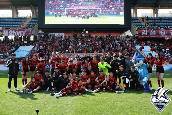 포항스틸러스 선수단. /사진=한국프로축구연맹 제공