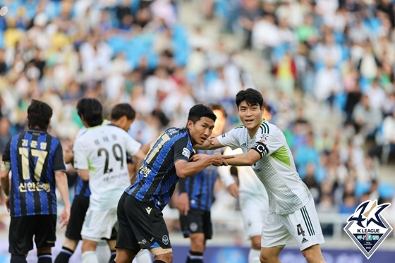 인천유나이티드와 전북현대(흰색 유니폼)의 경기./사진=한국프로축구연맹 제공