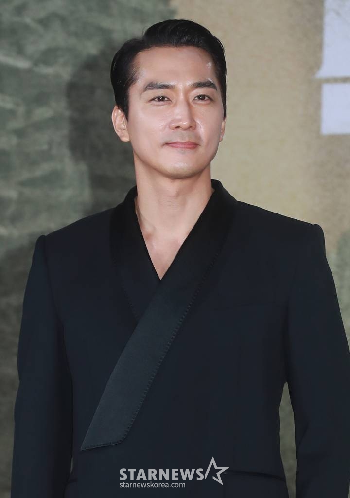 배우 송승헌이 10일 오전 서울 영등포구 프로보크 서울에서 진행된 넷플릭스 시리즈 '택배기사' 제작발표회에 참석해 포즈를 취하고 있다. 극심한 대기 오염으로 산소호흡기 없이는 살 수 없는 미래의 한반도, 전설의 택배기사 ‘5-8’과 난민 ‘사월’이 새로운 세상을 지배하는 천명그룹에 맞서며 벌어지는 일을 그린 넷플릭스 시리즈 '택배기사'는 오는 12일 공개된다. /2023.05.10 /사진=이동훈 기자 photoguy@