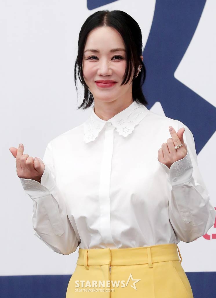 배우 엄정화가 13일 오후 서울 강남구 조설팰리스에서 진행된 JTBC 토일드라마 '닥터 차정숙' 제작발표회에 참석해 포즈를 취하고 있다.  '닥터 차정숙'은 20년차 가정주부에서 1년차 레지던트가 된 차정숙의 찢어진 인생 봉합기를 그린다. 가족이 전부였던 평범한 주부에서 '왕년'에 잘나가던 닥터 차정숙으로 각성한 '정숙'치 못한 스캔들이 유쾌한 웃음과 현실적인 공감을 선사할 예정이다. 오는 15일 첫 방송. 2023.04.13 /사진=김창현 기자 chmt@