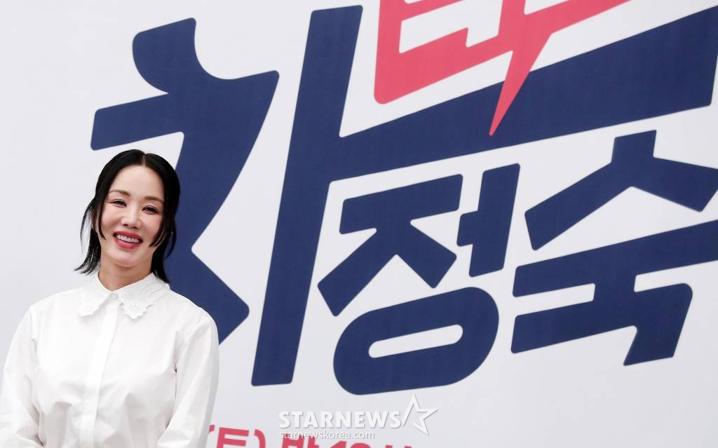 배우 엄정화가 13일 오후 서울 강남구 조설팰리스에서 진행된 JTBC 토일드라마 '닥터 차정숙' 제작발표회에 참석해 포즈를 취하고 있다.  '닥터 차정숙'은 20년차 가정주부에서 1년차 레지던트가 된 차정숙의 찢어진 인생 봉합기를 그린다. 가족이 전부였던 평범한 주부에서 '왕년'에 잘나가던 닥터 차정숙으로 각성한 '정숙'치 못한 스캔들이 유쾌한 웃음과 현실적인 공감을 선사할 예정이다. 오는 15일 첫 방송. 2023.04.13 /사진=김창현 기자 chmt@