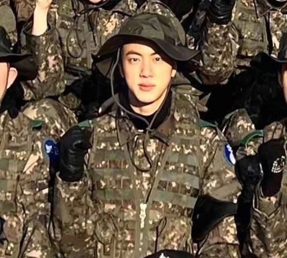 방탄소년단 진 /사진=육군 5사단 신병교육대 커뮤니티