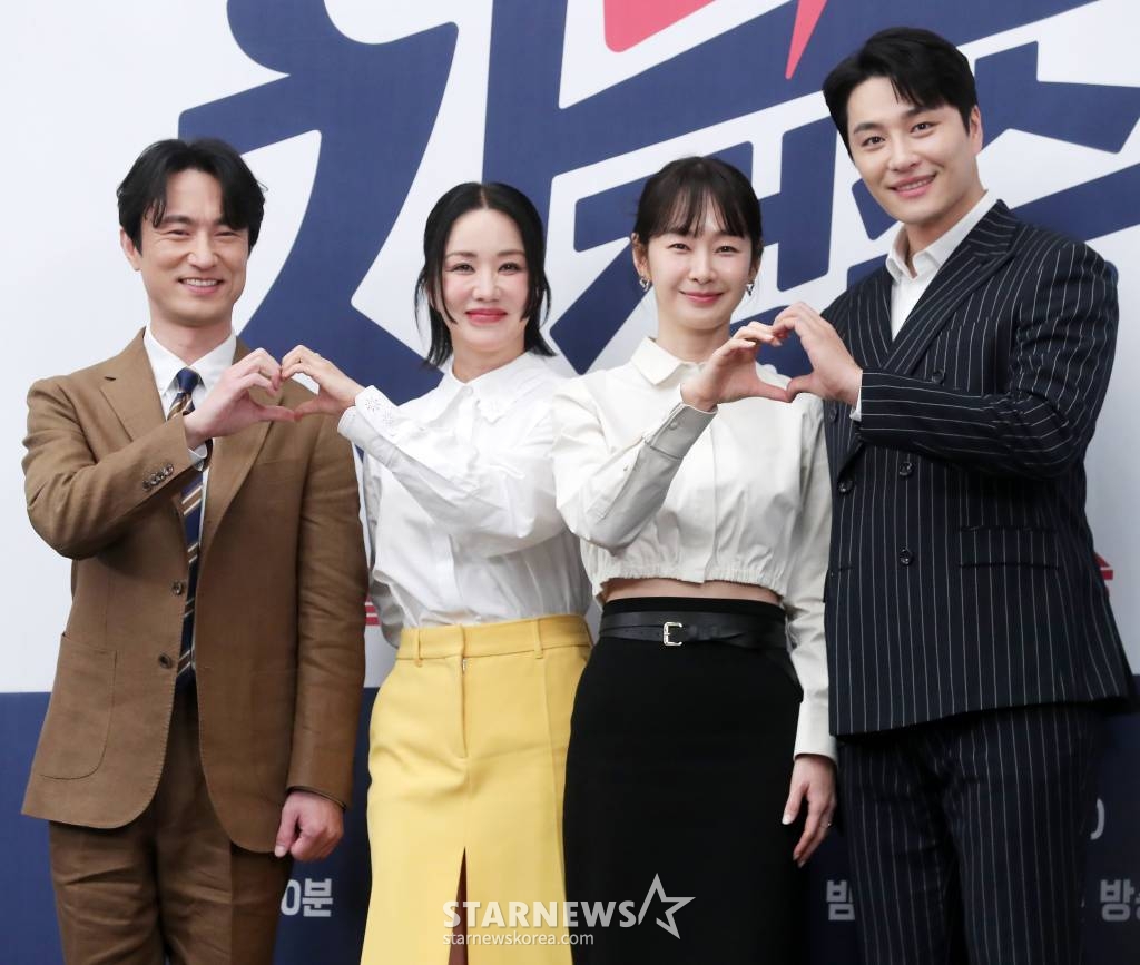배우 김병철, 엄정화, 명세빈, 민우혁이 13일 오후 서울 강남구 조설팰리스에서 진행된 JTBC 토일드라마 '닥터 차정숙' 제작발표회에 참석해 포즈를 취하고 있다. '닥터 차정숙'은 20년차 가정주부에서 1년차 레지던트가 된 차정숙의 찢어진 인생 봉합기를 그린다. 가족이 전부였던 평범한 주부에서 '왕년'에 잘나가던 닥터 차정숙으로 각성한 '정숙'치 못한 스캔들이 유쾌한 웃음과 현실적인 공감을 선사할 예정이다. 오는 15일 첫 방송. 2023.04.13 /사진=김창현 기자 chmt@
