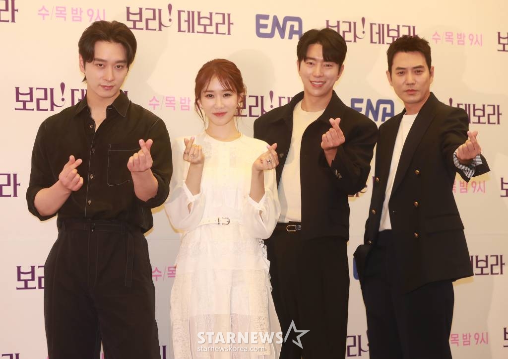 배우 황찬성, 유인나, 윤현민, 주상욱이 12일 오전 서울 상암동 스탠포드 호텔에서 진행된 ENA 드라마 '보라! 데보라' 제작발표회에 참석해 포즈를 취하고 있다. 연애는 전략이 필요하다는 연애코치 데보라와 연애는 진정성이라는 출판 기획자 수혁이 함께 연애서를 만들면서 시작되는 과몰입 유발 로맨스 '보라! 데보라'는 오늘(12일) 첫 방송된다. /2023.04.12 /사진=이동훈 기자 photoguy@