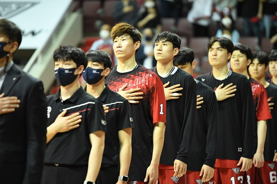 경기를 준비하는 오세근(가운데). /사진=KBL 제공