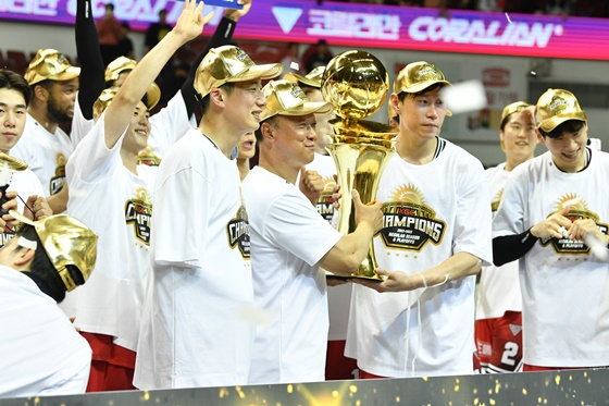 2022~2023 우승 트로피를 들어올리는 양희종과 오세근(가운데). /사진=KBL 제공