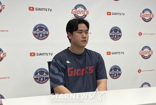 롯데 심재민이 20일 사직 SSG전을 앞두고 취재진과 인터뷰를 하고 있다. /사진=양정웅 기자
