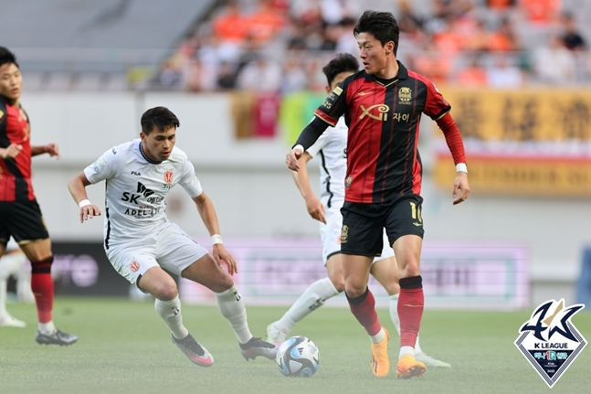 서울 공격수 황의조가 패스를 시도하고 있다. 사진=한국프로축구연맹