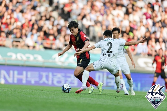 서울 김신진(왼쪽)과 제주 안태현이 볼 경합을 벌이고 있다. /사진=한국프로축구연맹
