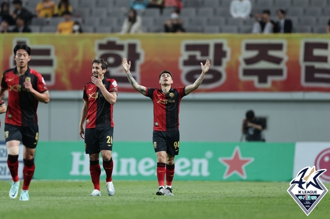 윌리안이 20일 FC서울과 제주 유나이티드 경기에서 골을 넣은 후 세리머리를 하고 있다. /사진=한국프로축구연맹