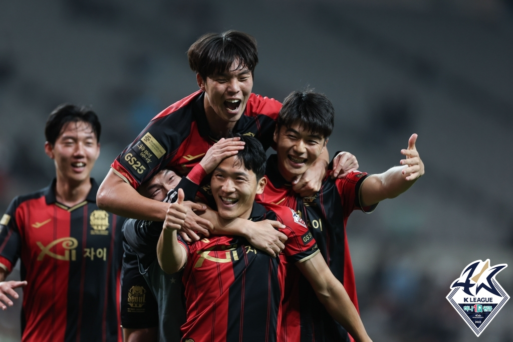 기성용(가장 오른쪽)이 FC서울 동료들과 활짝 웃고 있다. /사진=한국프로축구연맹