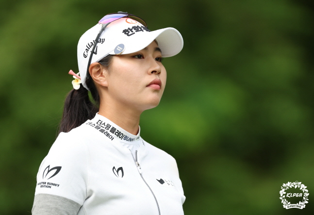 성유진이 21일 KLPGA 투어 두산 매치플레이 챔피언십 4강전에서 코스를 바라보고 있다. /사진=KLPGA