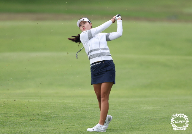 아이언샷을 하고 있는 성유진. /사진=KLPGA