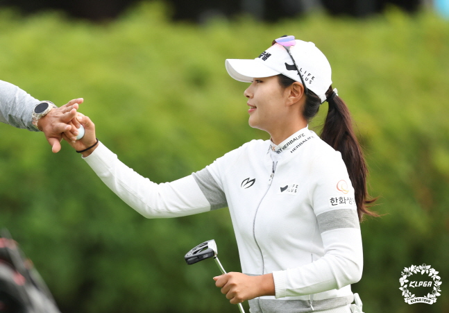 버디 퍼트를 성공시킨 뒤 캐디와 하이파이브를 하는 성유진. /사진=KLPGA