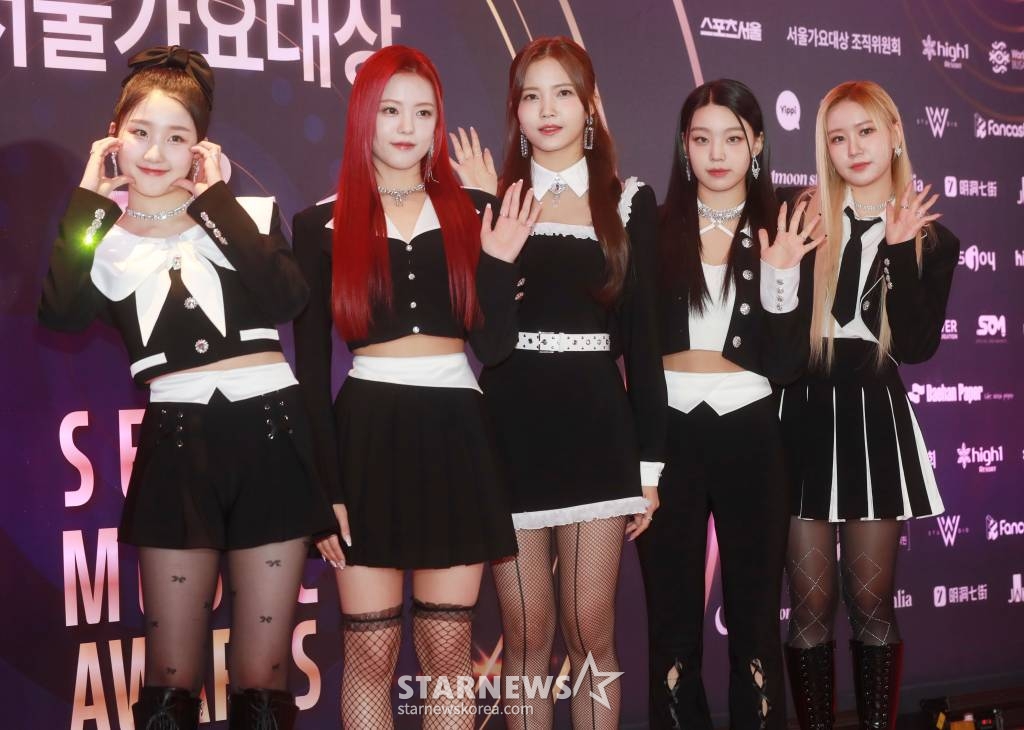 걸그룹 라필루스가 19일 오후 서울 올림픽공원 KSPO DOME에서 진행된 제32회 서울가요대상 레드카펫 행사에 참석해 포즈를 취하고 있다. /2023.01.19 /사진=이동훈 기자 photoguy@