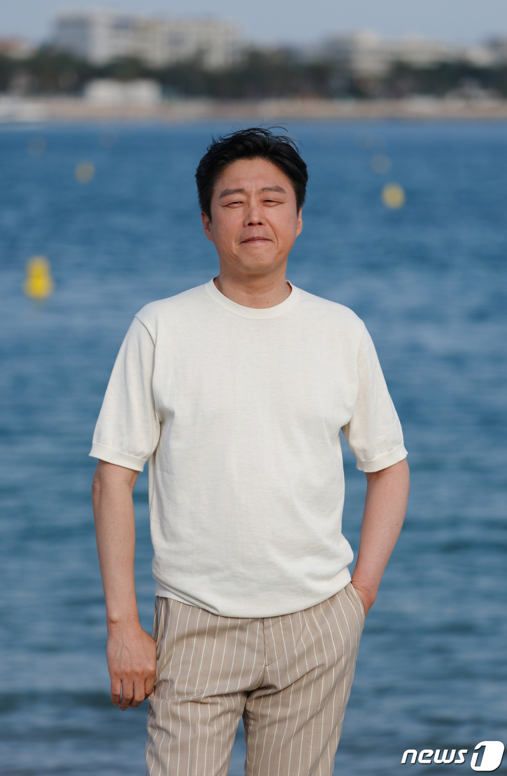 (칸=뉴스1) 이준성 기자 = 21일 오후(현지시간) 제76회 칸 국제영화제가 열리고 있는 프랑스 남부 소도시 칸 ‘팔레 데 페스티발’(Palais des Festival) 영화진흥위원회 부스 해변에서 열린 칸영화제 공식 초청작 ‘탈출 : 프로젝트 사일런스’(탈출: The Project Silence)의 인터뷰 촬영에서 배우 김희원이 포즈를 취하고 있다. 2023.5.22/뉴스1 Copyright (C) 뉴스1. All rights reserved. 무단 전재 및 재배포 금지.