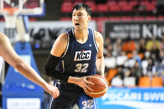 경기에 집중하는 이종현. /사진=KBL 제공