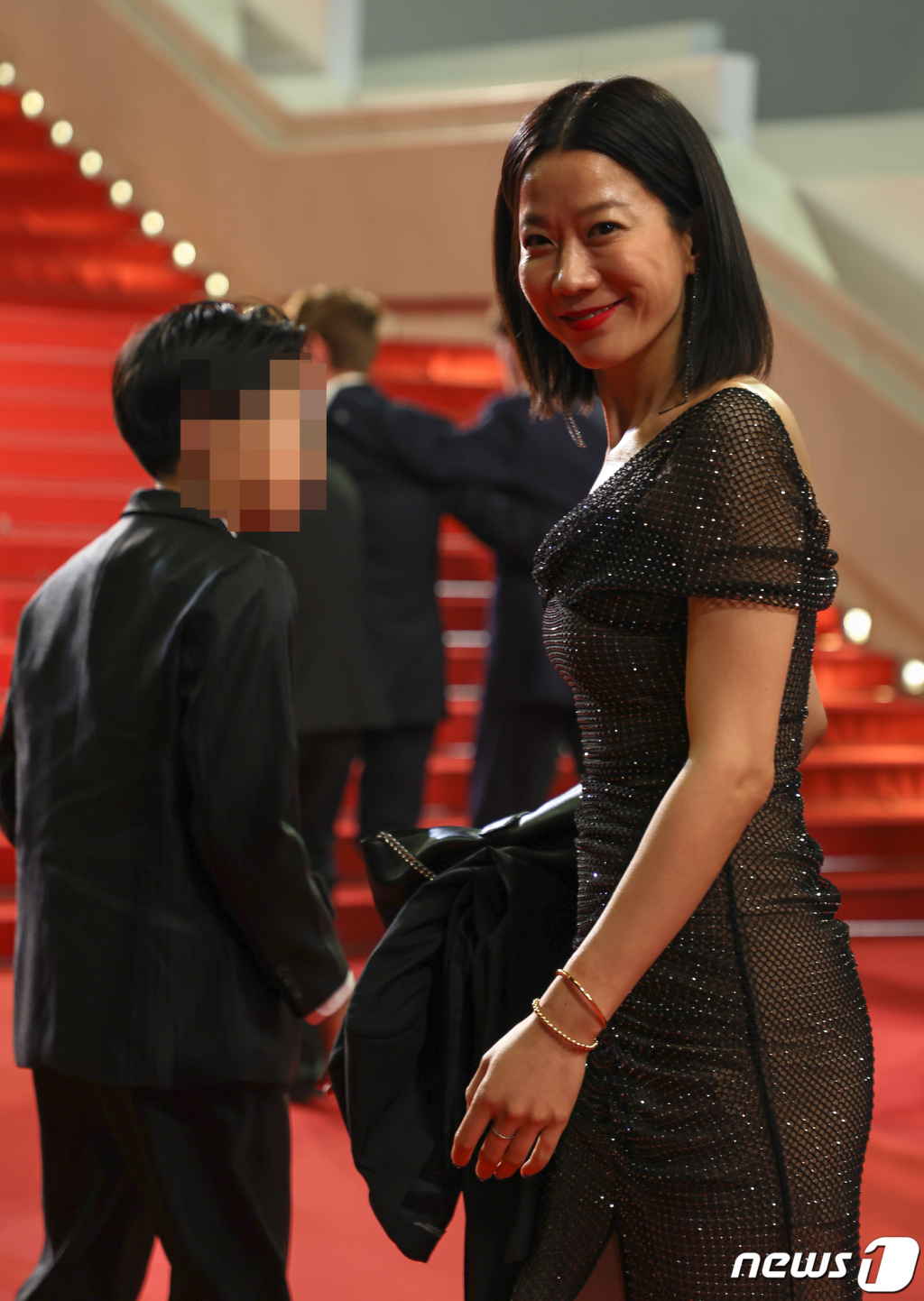 (칸=뉴스1) 이준성 기자 = 21일 자정(현지시간) 프랑스 남부 소도시 칸 ‘팔레 데 페스티발’(Palais des Festival) 뤼미에르 대극장에서 열린 제76회 칸 국제영화제 미드나잇 스크리닝 부문 초청작 ‘탈출: 프로젝트 사일런스’ 시사회에서 영화 배우이자 이선균의 배우자인 전혜진이 아이들과 함께 레드 카펫에 오르고 있다. 2023.5.22/뉴스1 Copyright (C) 뉴스1. All rights reserved. 무단 전재 및 재배포 금지.