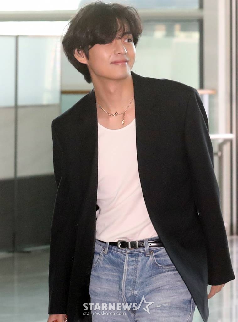 그룹 방탄소년단 뷔(김태형)가 해외 일정 차 프랑스 파리로 15일 오전 인천국제공항을 통해 출국하고 있다. 2023.05.15 /사진=임성균 기자 tjdrbs23@