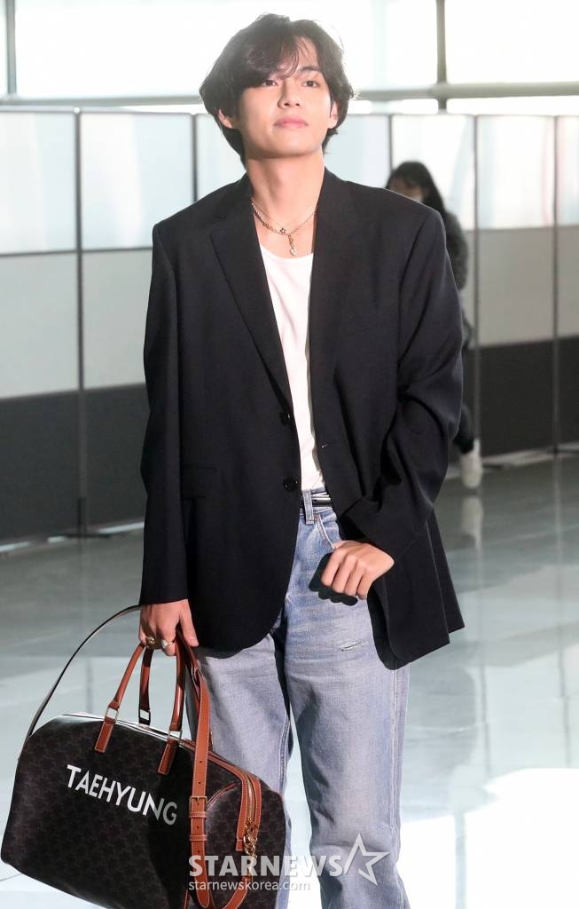 그룹 방탄소년단 뷔(김태형)가 해외 일정 차 프랑스 파리로 15일 오전 인천국제공항을 통해 출국하고 있다. 2023.05.15 /사진=임성균 기자 tjdrbs23@